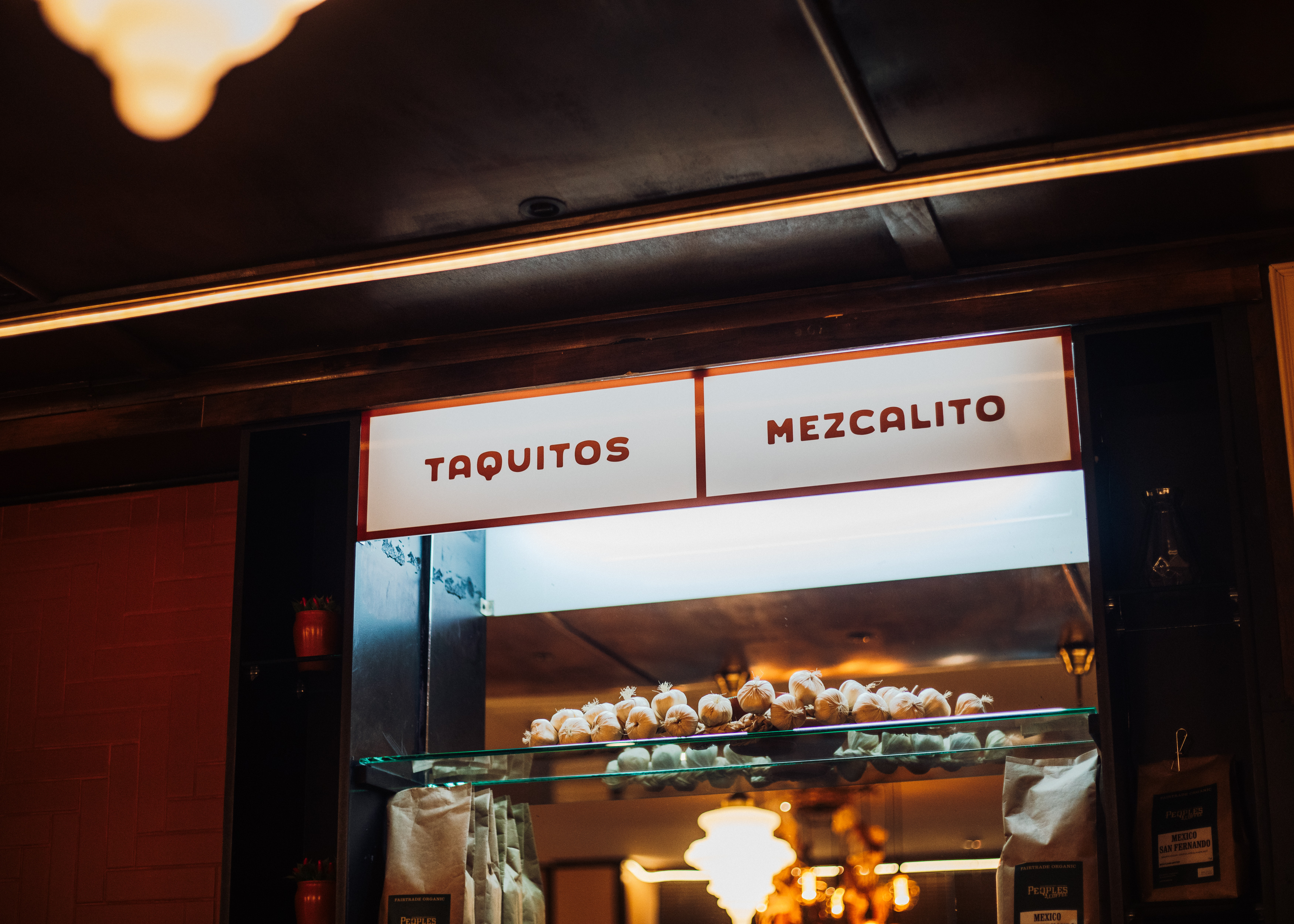 APAPACHO café interior and food